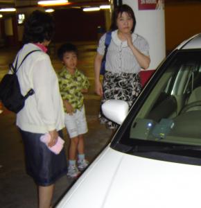 石野さん写真_車と息子さん(拡大画像へのリンク)