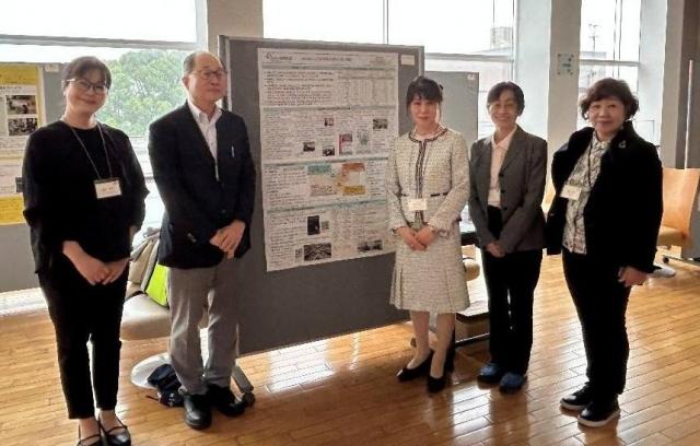 ��DEI�ψ���̃|�X�^�[�O�ɂāA�Q���ψ��ŋL�O�B�e