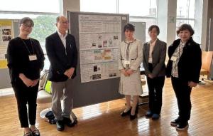 ��DEI�ψ���̃|�X�^�[�O�ɂāA�Q���ψ��ŋL�O�B�e�i�g��摜�ւ̃����N�j